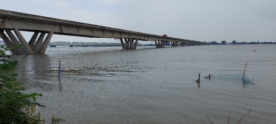 बाढ़ से बढ़ रही लोगों की मुसीबतें