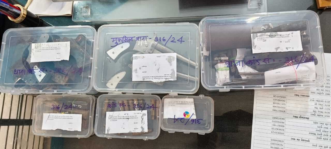 बाढ़ के पानी से घिरे सिरजुआ तौफिर दियारा में सुबोध बनवा रहा था मौत का हथियार