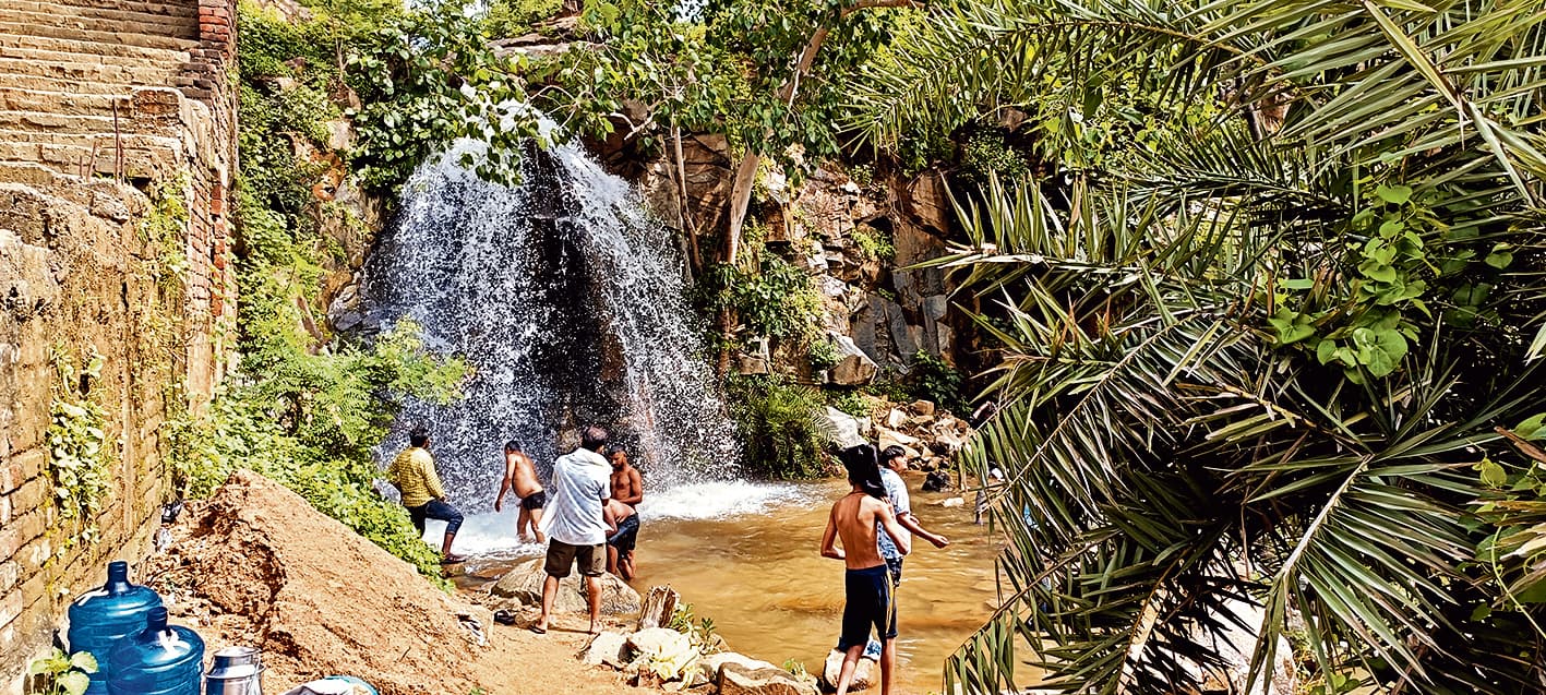अब सिर्फ बारिश के दिनों में ही अस्तित्व में आता है हाथीदह झरना