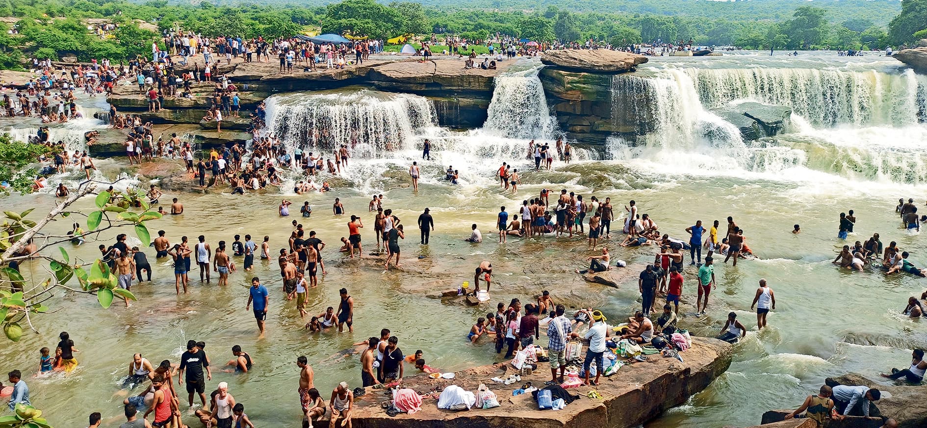 भादो के पहले रविवार को मांझरकुंड पर उमड़े सैलानी