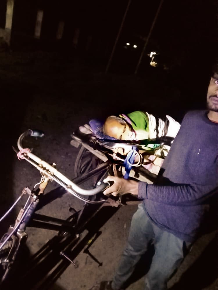 102 पर नहीं हुआ संपर्क, तो ठेला ही बना मरीज का सहारा