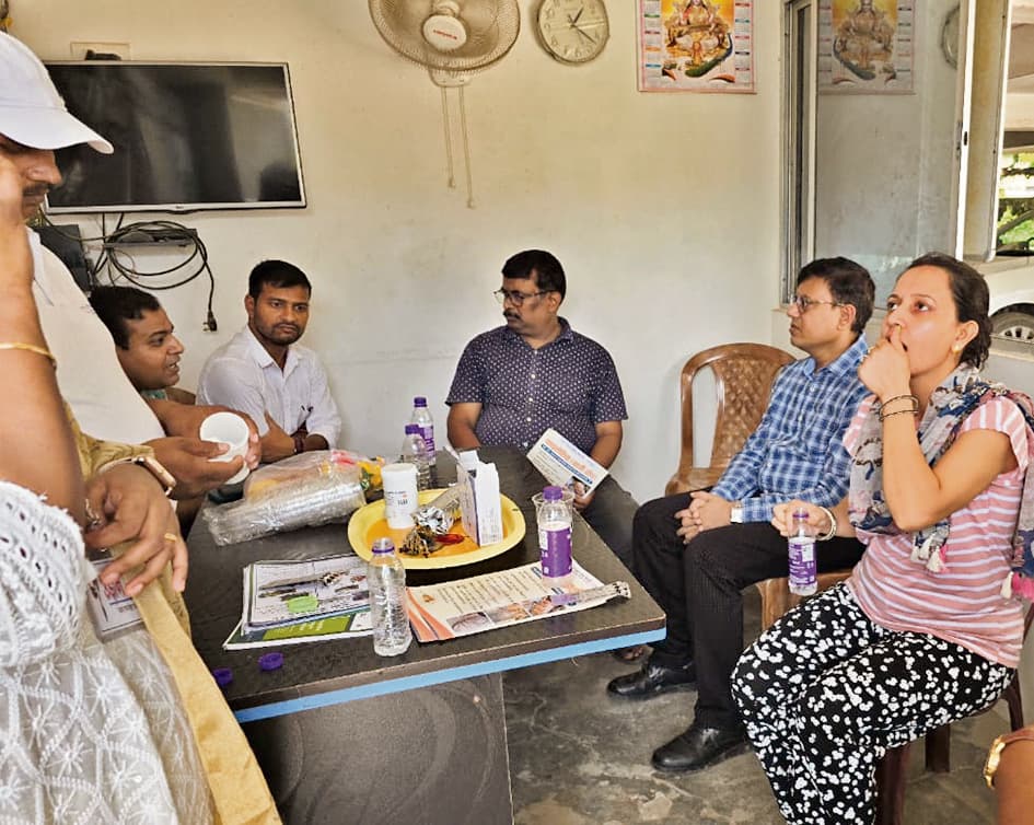 उड़ान दीदियों ने लोगों को खिलायी फाइलेरियारोधी दवा