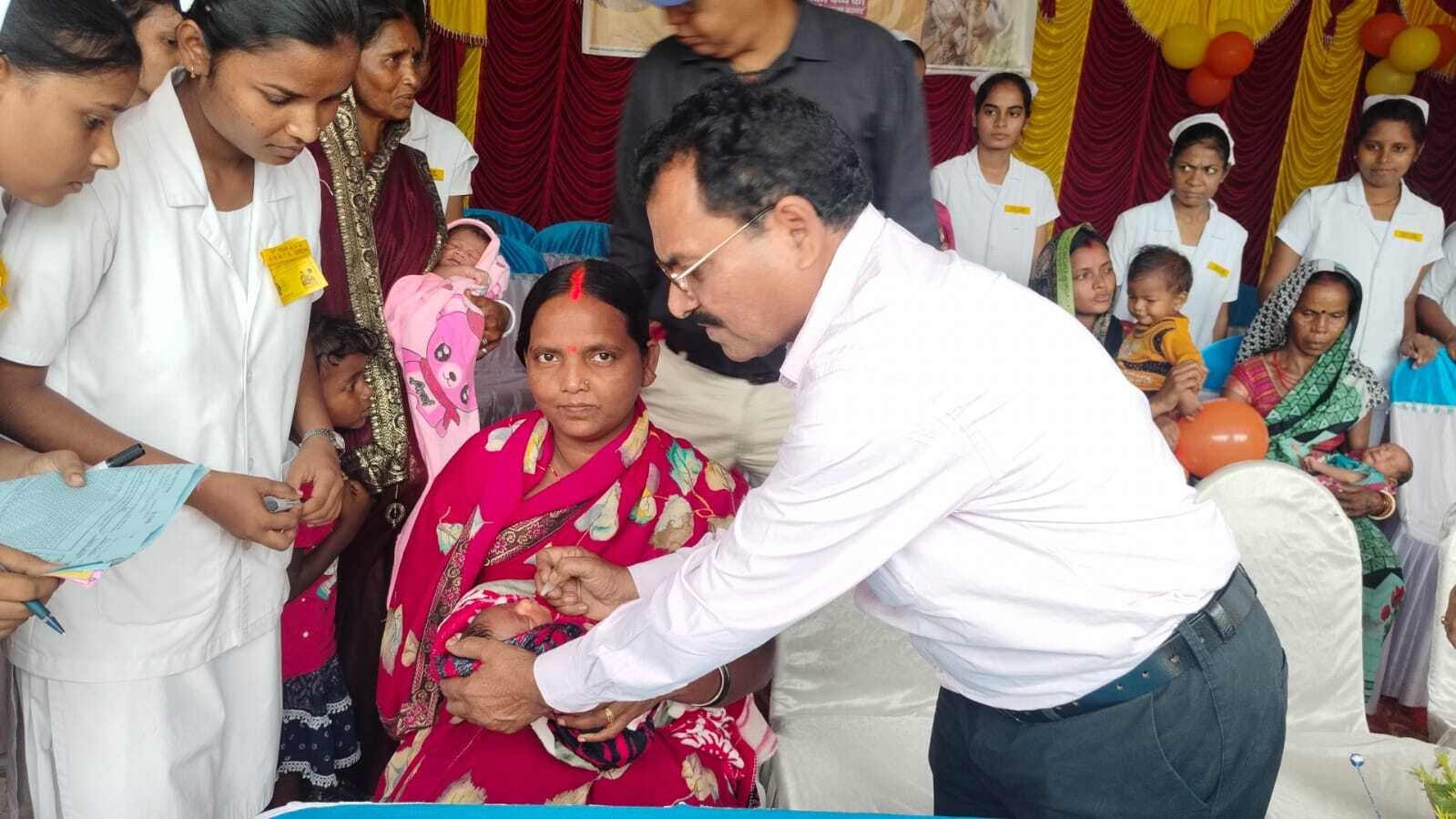 गिरिडीह जिले में 2535 बूथों पर 4,11,392 बच्चों को पिलायी गयी पोलियो की खुराक