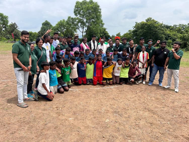 जेएफसी के स्टार खिलाड़ी ऋत्विक दास ने बच्चों का बढ़ाया हौसला