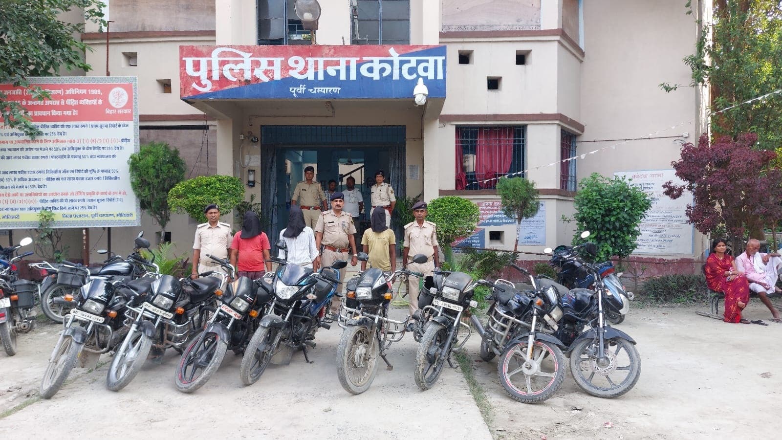 गिरोह के सरगना सहित तीन शातिर गिरफ्तार, चोरी की आठ बाइक बरामद