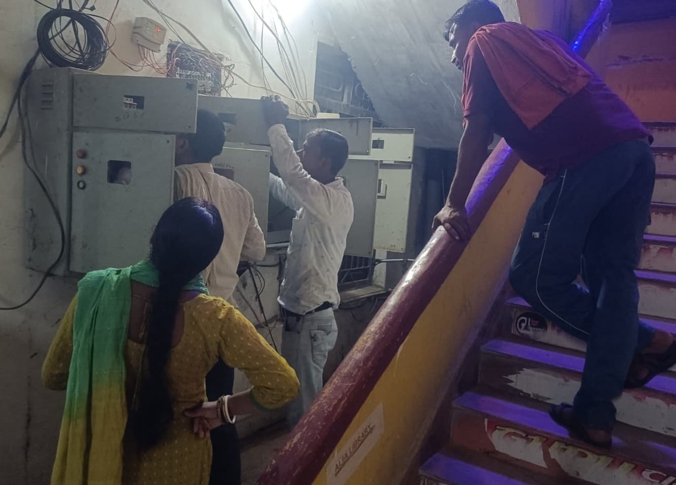 सर्विस तार काटकर कर बिजली चोरी करते धराये, जुर्माना