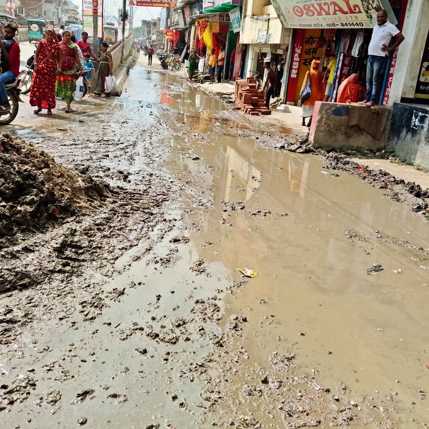 थावे ओवरब्रिज के नीचे दोनों ओर की सड़कों पर बारिश के पानी से हुआ जलजमाव, व्यवसायियों में आक्रोश