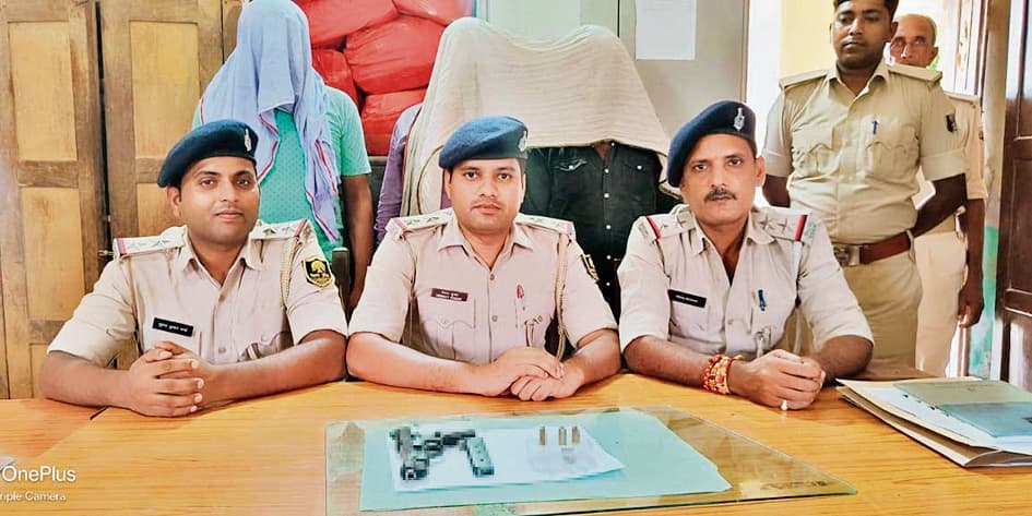 दिघवा गांव में पैसे के लेनदेन में चली गोली, पुलिस ने पिस्टल-गोली के साथ तीन को किया गिरफ्तार