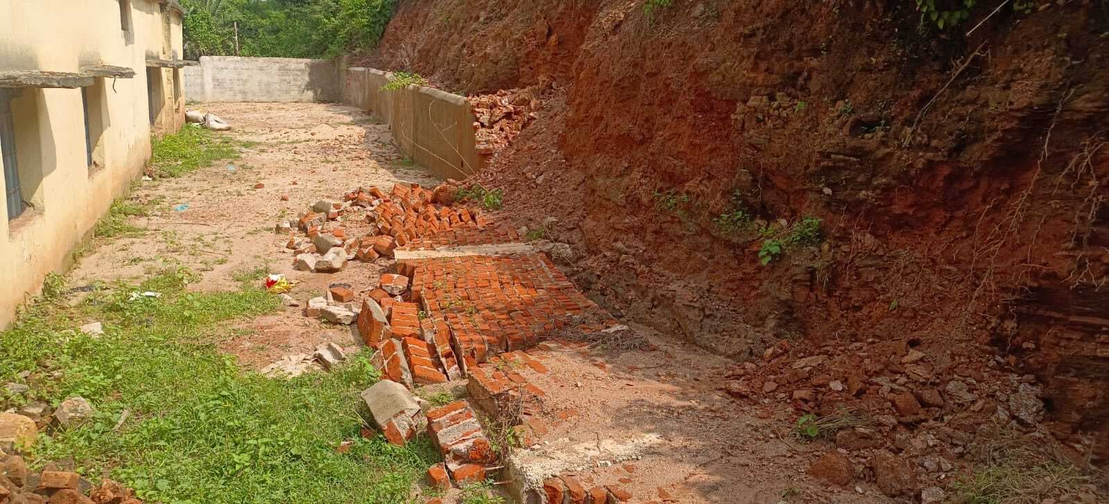 छह माह में ही गिर गयी पंचायत सचिवालय की चहारदीवारी