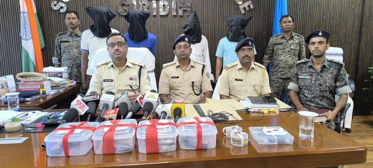 अवैध हथियारों के साथ बगोदर में चार अपराधी गिरफ्तार