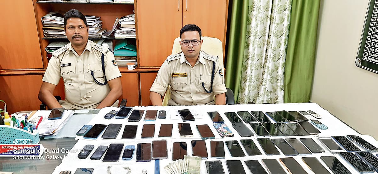 राजगांगपुर : चार नाबालिग सहित सात चोर गिरफ्तार, 83 मोबाइल व अन्य सामान बरामद