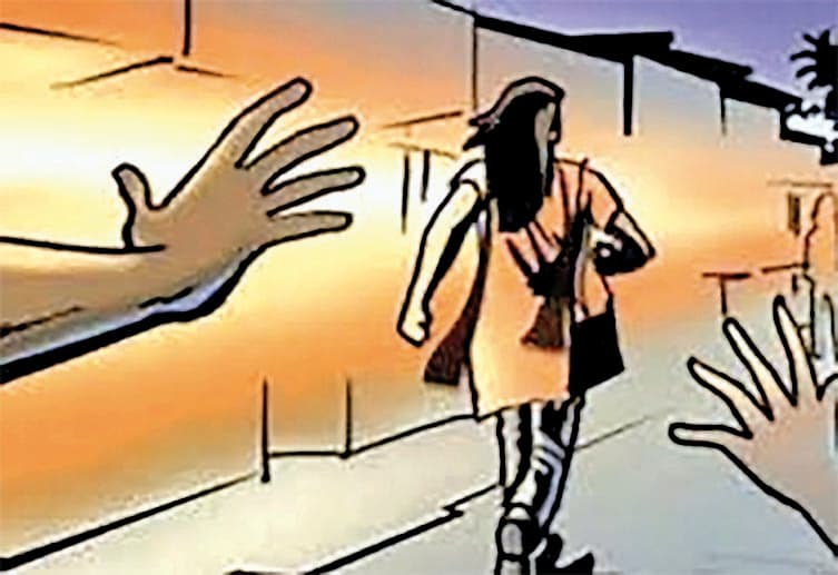 सड़क पर रोक कर किशोरी के साथ अश्लीलता