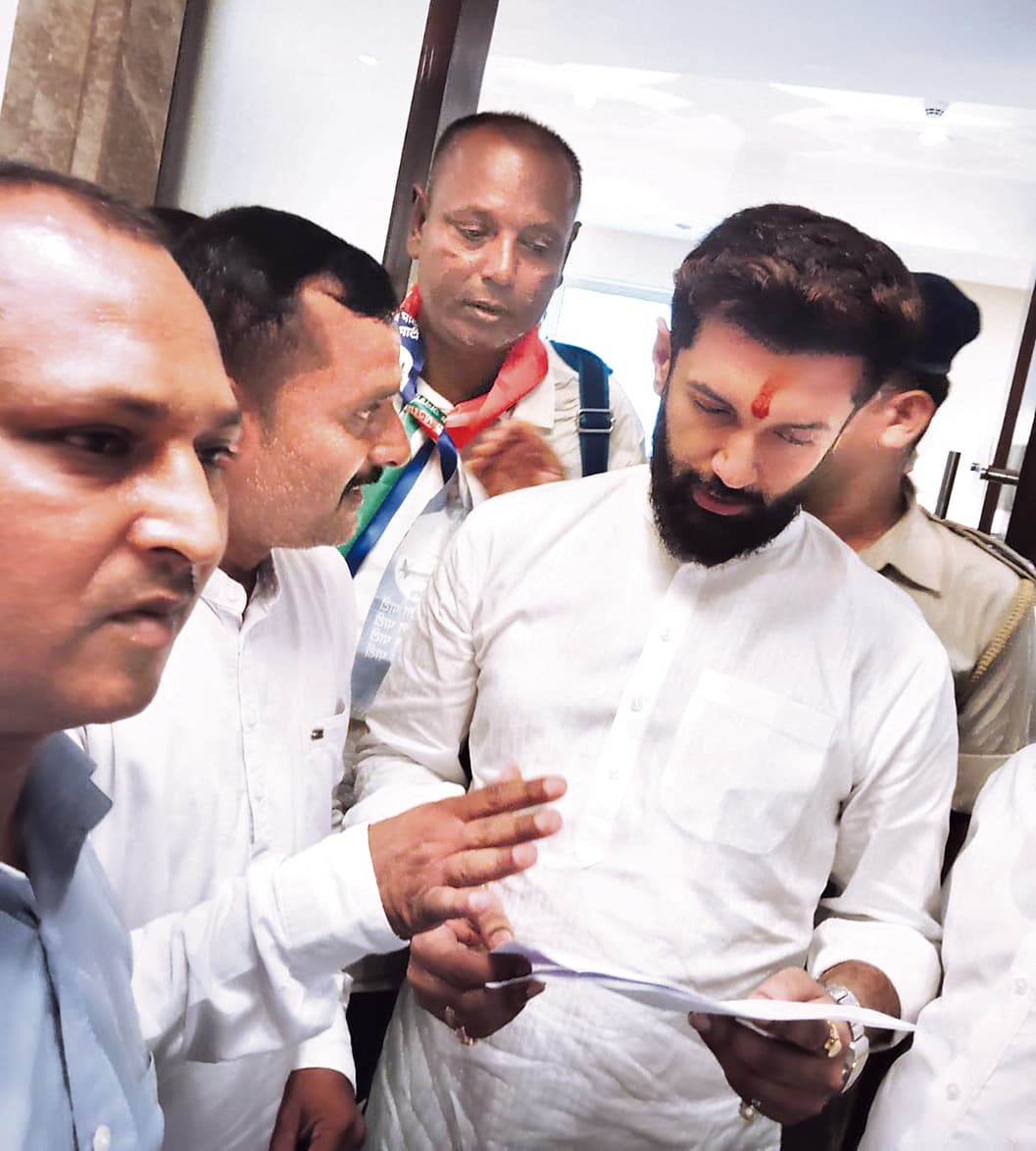 Ranchi News : चिराग पासवान को ज्ञापन सौंप एचइसी की समस्याओं से अवगत कराया