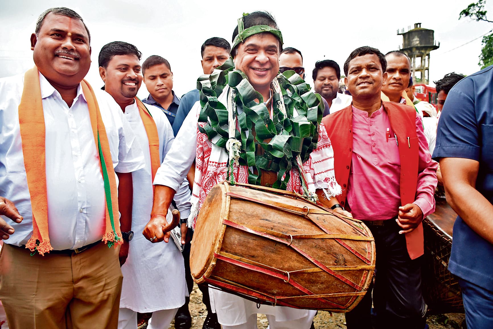 Jharkhand Politics News : हिमंता का सवाल : नहीं दी पांच लाख नौकरी, कब संन्यास लेंगे हेमंत सोरेन