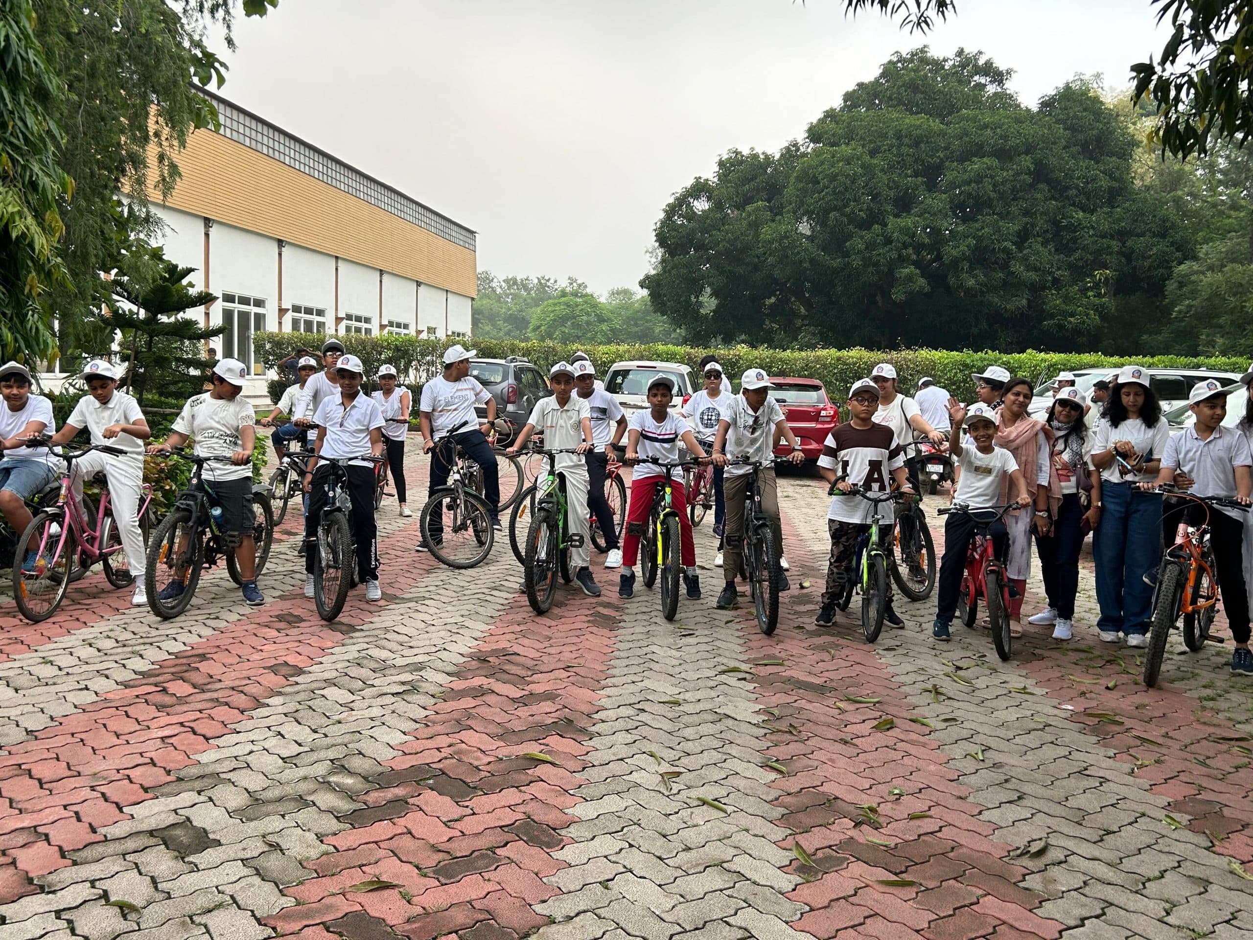 साइक्लोथॉन कार्यक्रम में शामिल हुए युवा और बच्चे