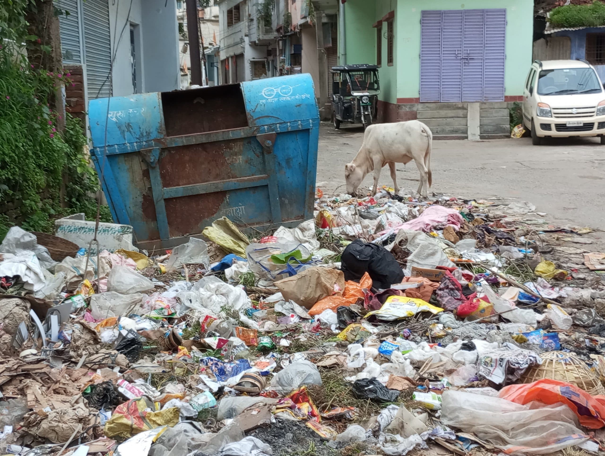 निगम कर्मी की हड़ताल पर शहर में कचरों का ढेर