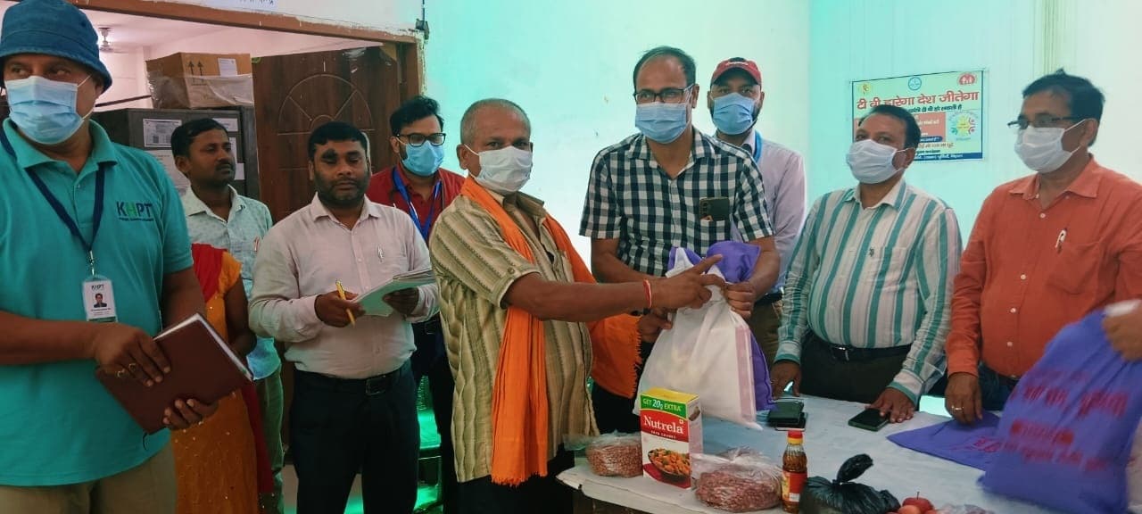 निक्षय मित्र ने जिले के 55 टीबी मरीजों को उपलब्ध कराई पोषण सामग्री