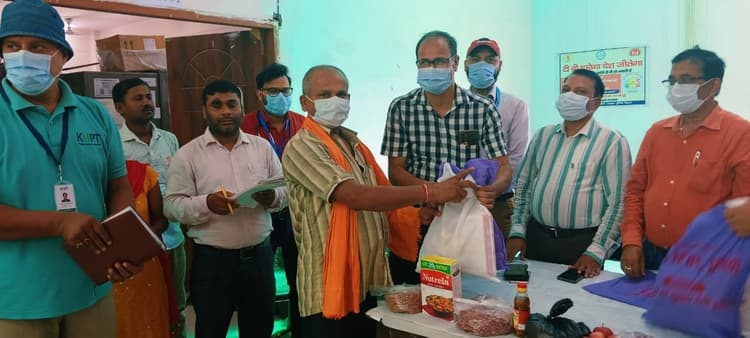 निक्षय मित्र ने जिले के 55 टीबी मरीजों को उपलब्ध कराई पोषण सामग्री