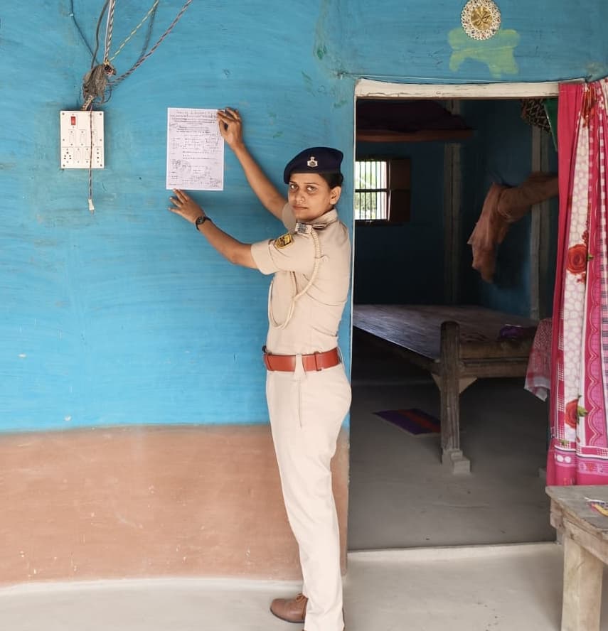 डकैती कांड के फरार अभियुक्त के घर थानाध्यक्ष ने लगाया इश्तेहार