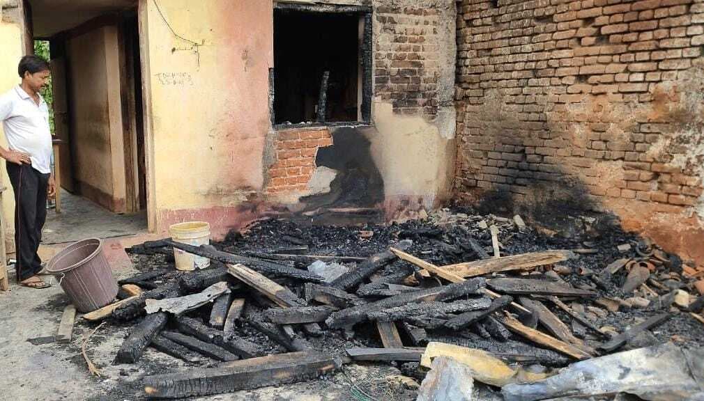 प्रमुख :: आग से घर जल कर खाक, दो लाख का नुकसान