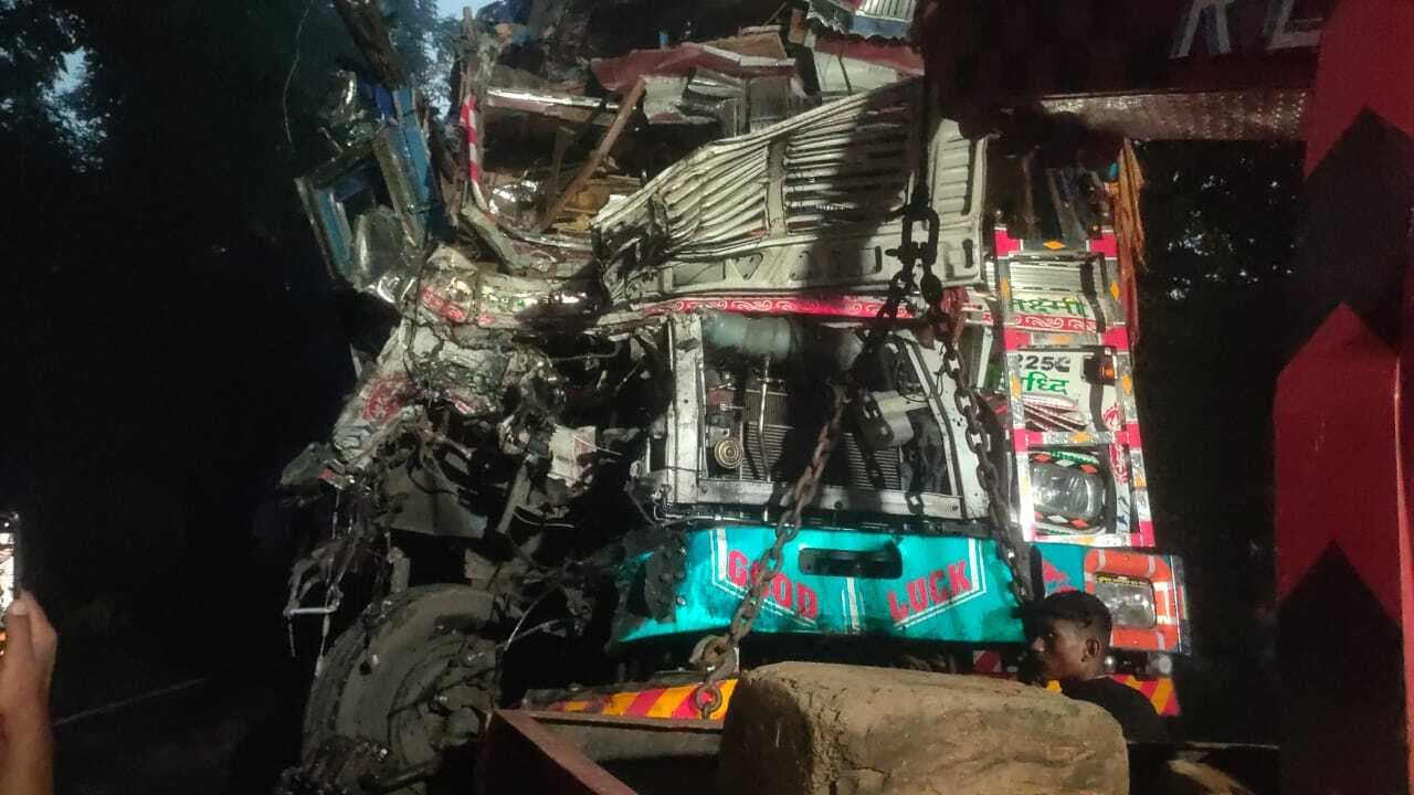 दो ट्रकों की टक्कर में एक चालक की मौत