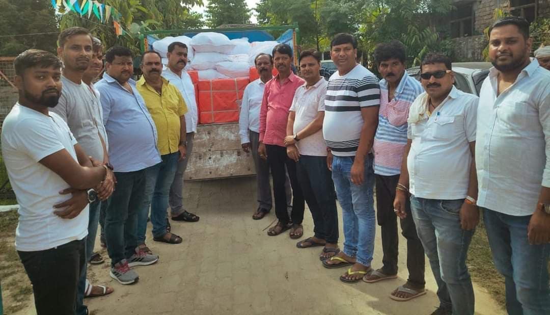 सांसद पप्पू यादव की पहल पर रुपौली के बाढ़ पीड़ितों में बांटी राहत सामग्री