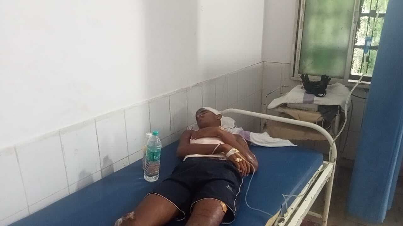 हाइवा के धक्के से डाक कांवड़ ले जा रहे दो लोग घायल