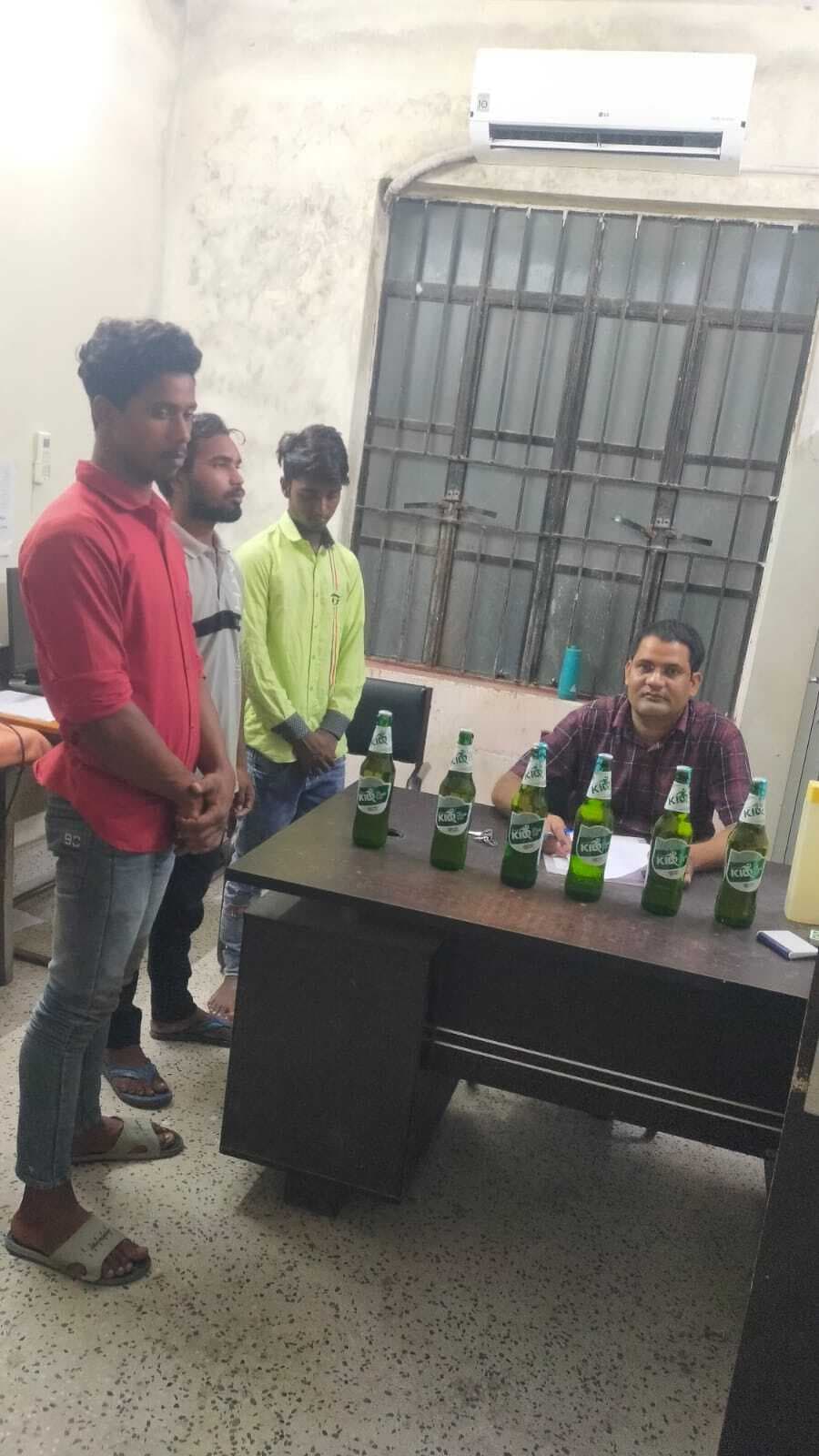 उत्पाद विभाग की टीम ने 3.900 लीटर बीयर के साथ तीन युवक को किया गिरफ्तार