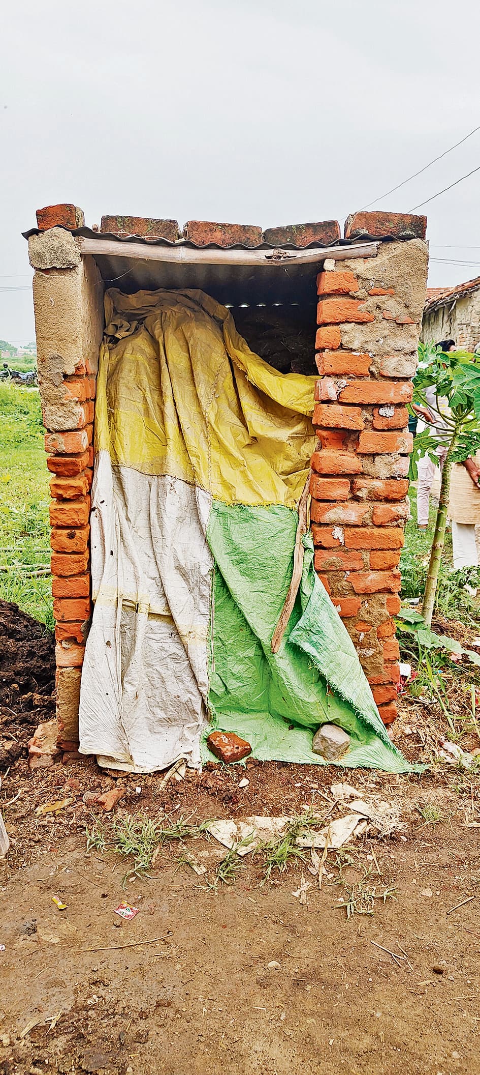 शौचालय को गोइठा से भरा, स्वच्छता का मायने बदल दिया