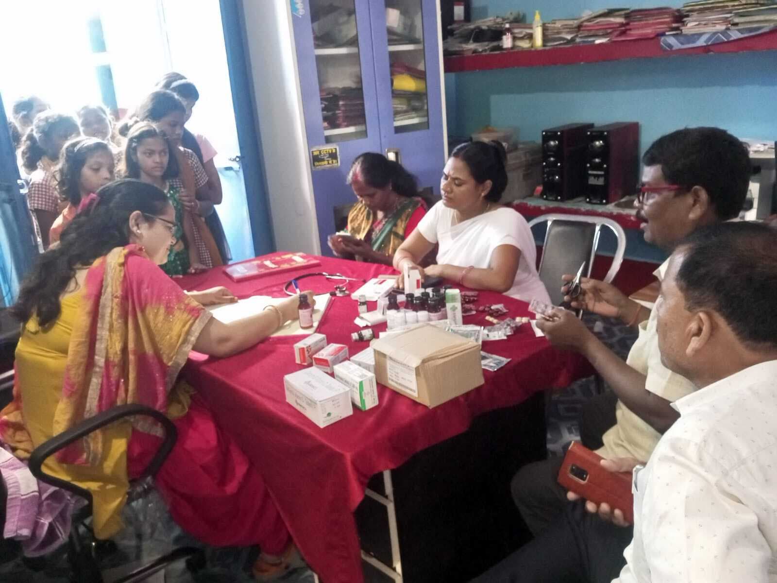 छात्राओं को डायरिया होने की सूचना पर पहुंची मेडिकल टीम