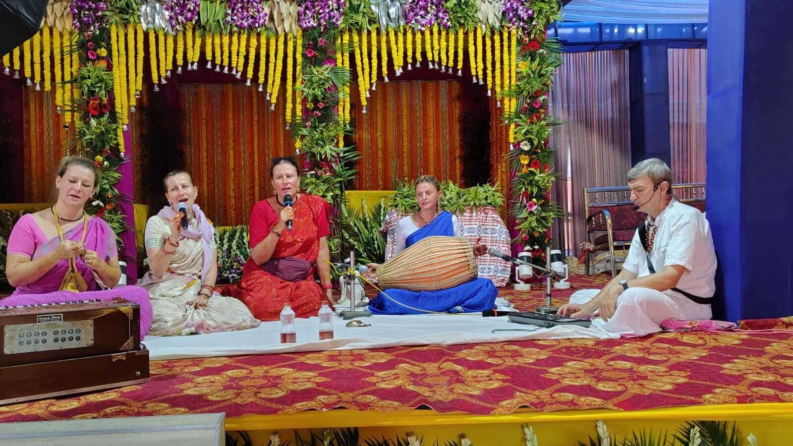 श्रीकृष्ण जन्माष्टमी महोत्सव में विदेशी भक्त शामिल