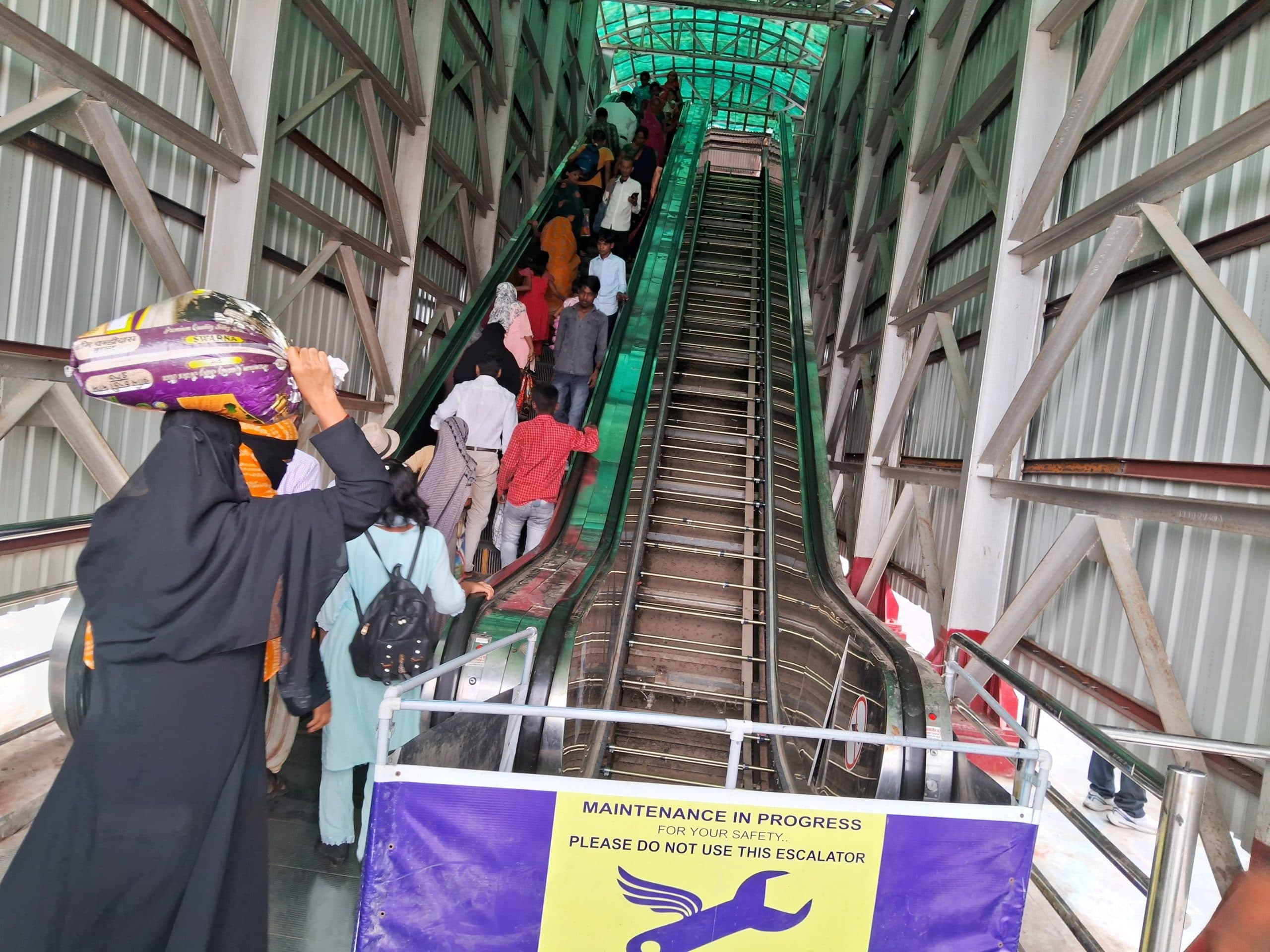 एक्सीलेटर का संचालन नहीं, दरभंगा जंक्शन पर आवागमन में छूटते रहे यात्रियों के पसीने