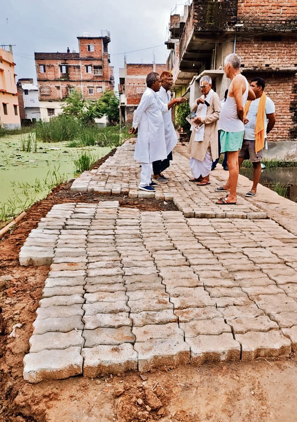 पैदल चलने से ही धंसने लगी है निगम की सड़क