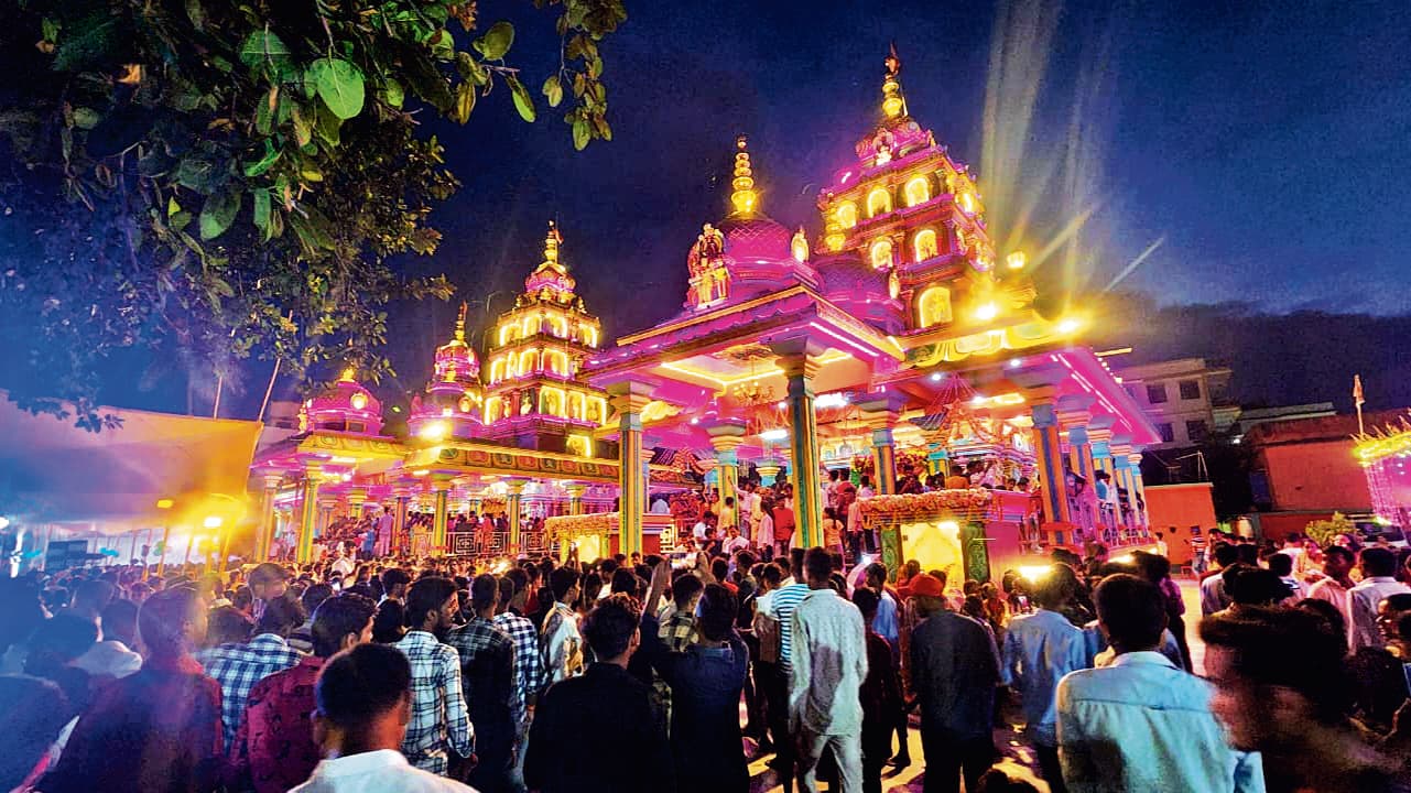 जन्माष्टमी पर गोवर्धन मंदिर में श्रद्धालुओं की पूजा-अर्चना