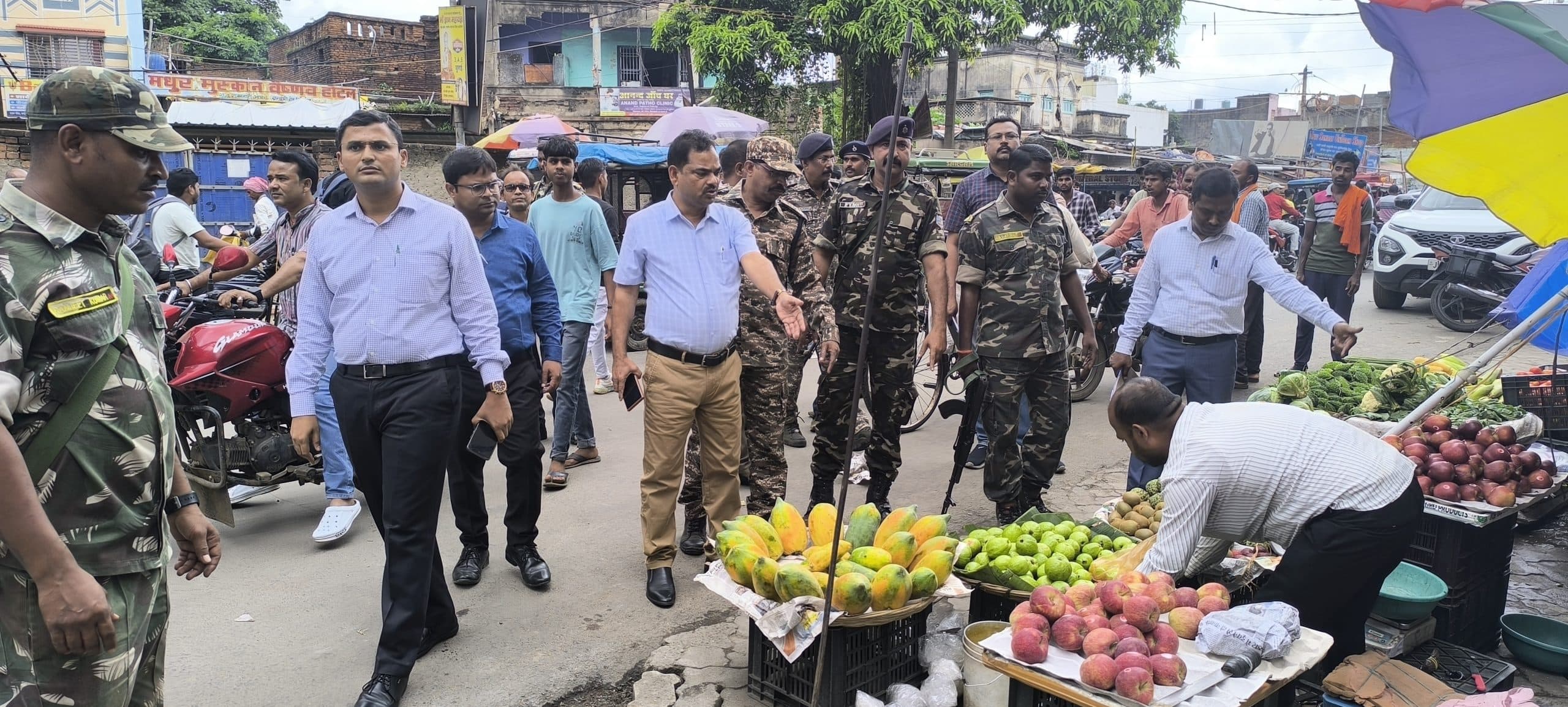 अधिकारियों की टीम ने अतिक्रमणकारियों को दी सख्त हिदायत