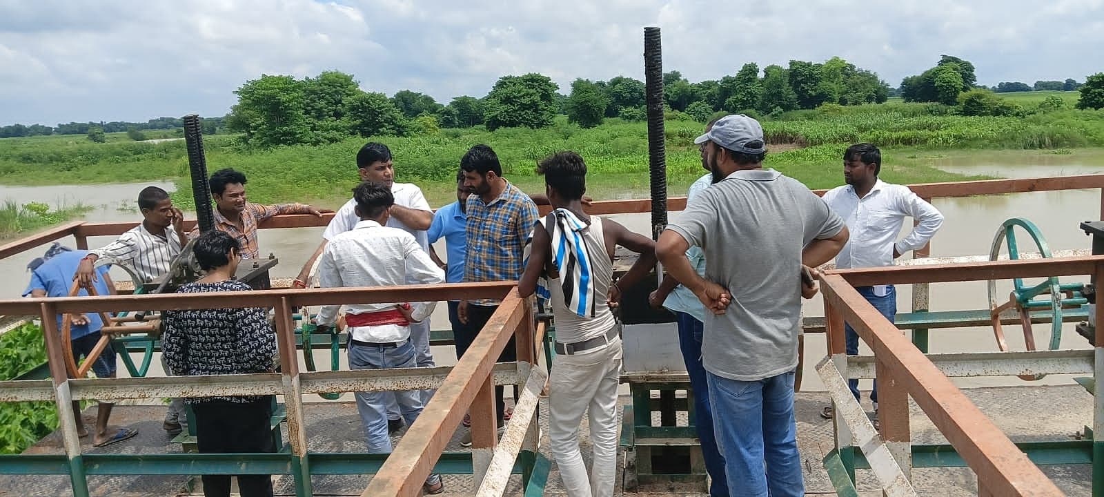 Samastipur News: अज्ञात लोगों ने काटा सखवा के बखारी स्लुइस गेट का बेल्डिंग