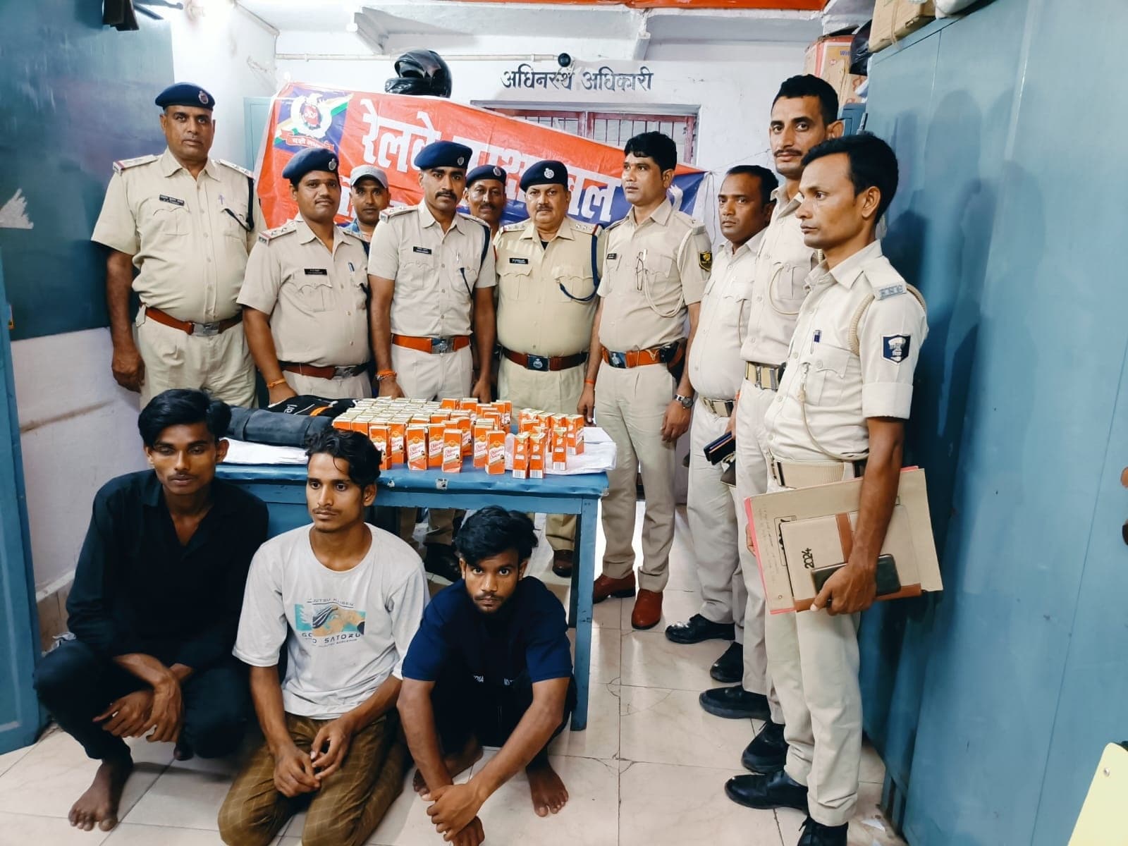 RPF action at Samastipur Junction सेंट्रल केबिन के पास शराब तस्करी करते तीन युवक गिरफ्तार