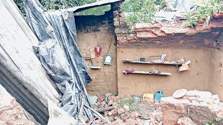 भारी बारिश में ढह गया घर