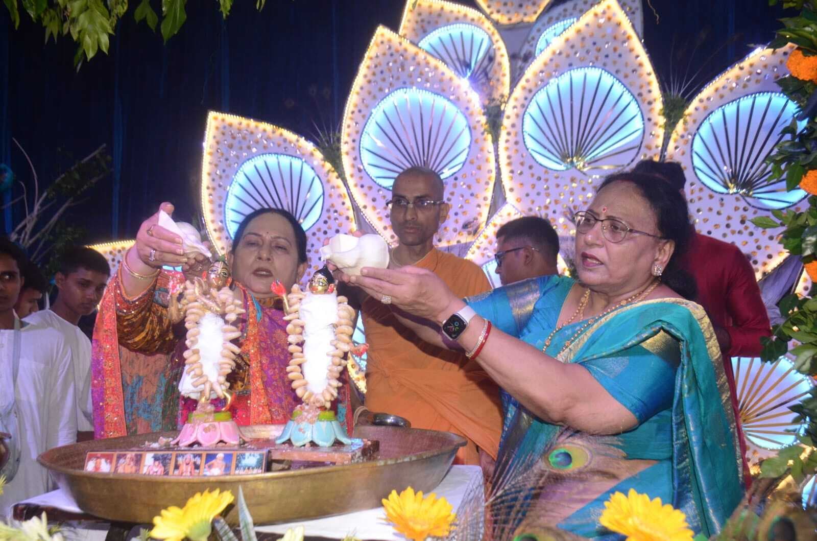 रात 12 बजते ही मंदिर व घरों में अवतरित हुए कान्हा, भक्तों में उल्लास