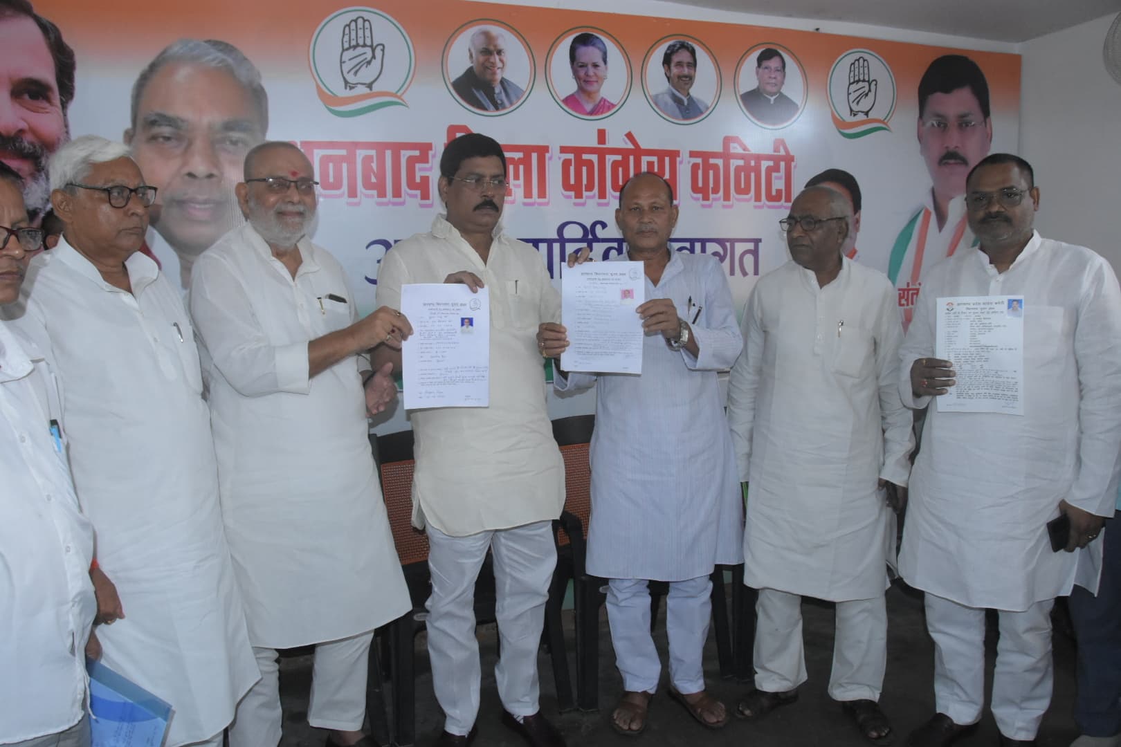 टिकट को लेकर धनबाद जिला कांग्रेस कार्यालय में बढ़ी गहमागहमी