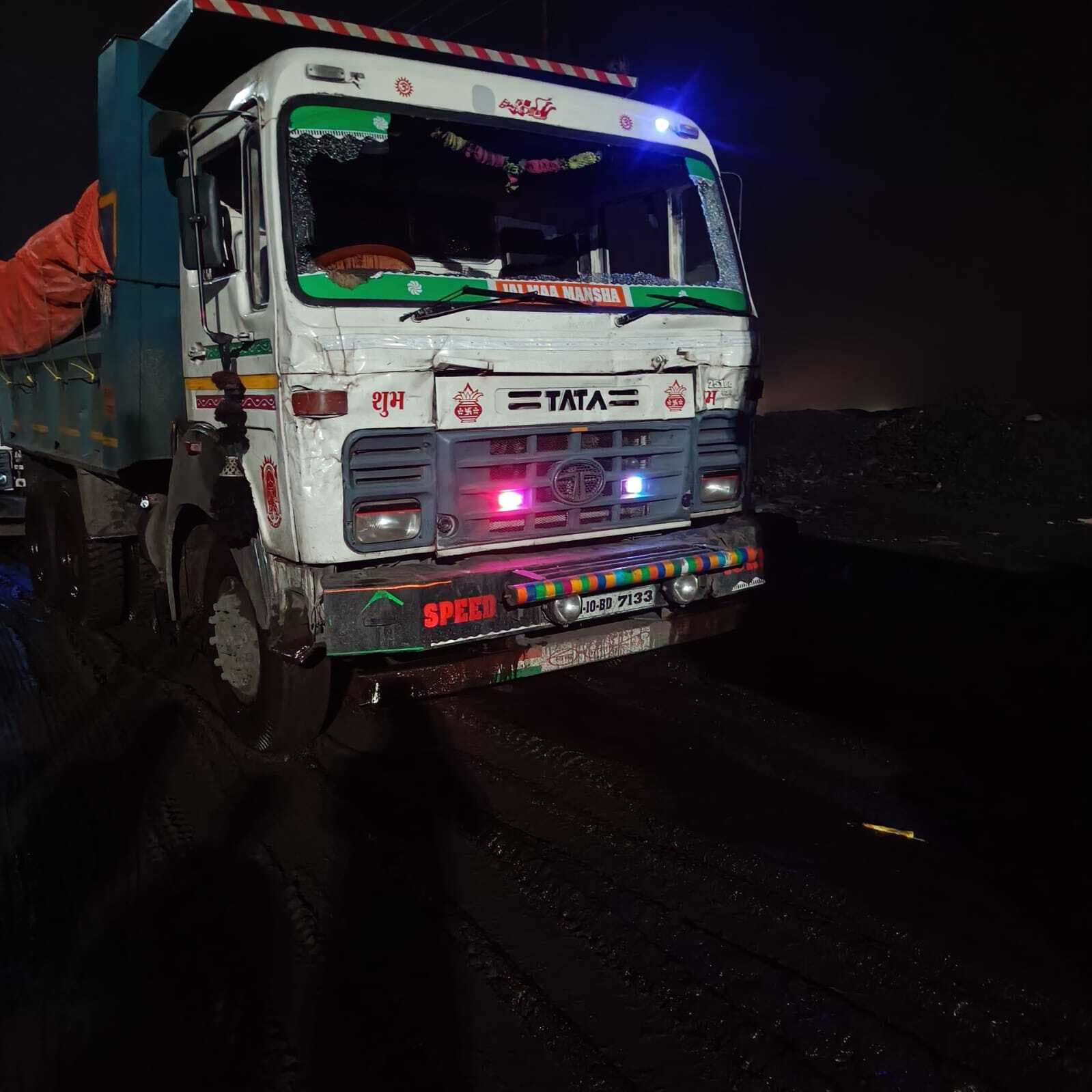 कोयला चोरों ने दो हाइवा का शीशा तोड़ा, चालक-खलासी से की मारपीट