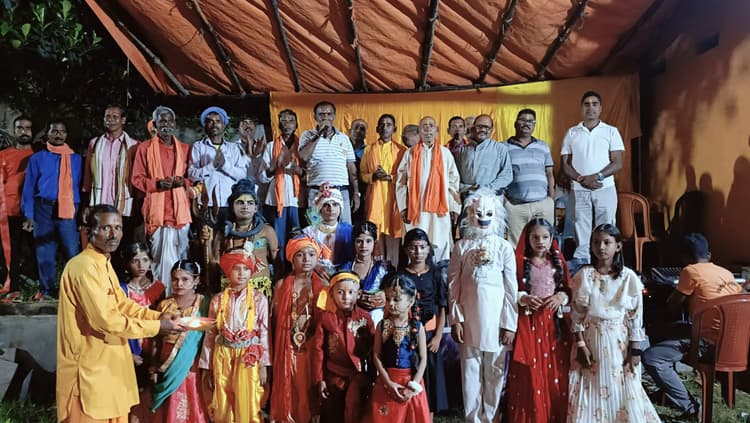 राम जानकी और राधेश्याम मंदिर में सुबह तीन बजे तक पूजा