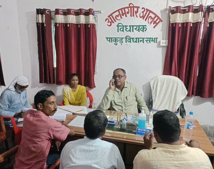 विधायक कक्ष में फरियादियों ने सुनायी अपनी समस्याएं