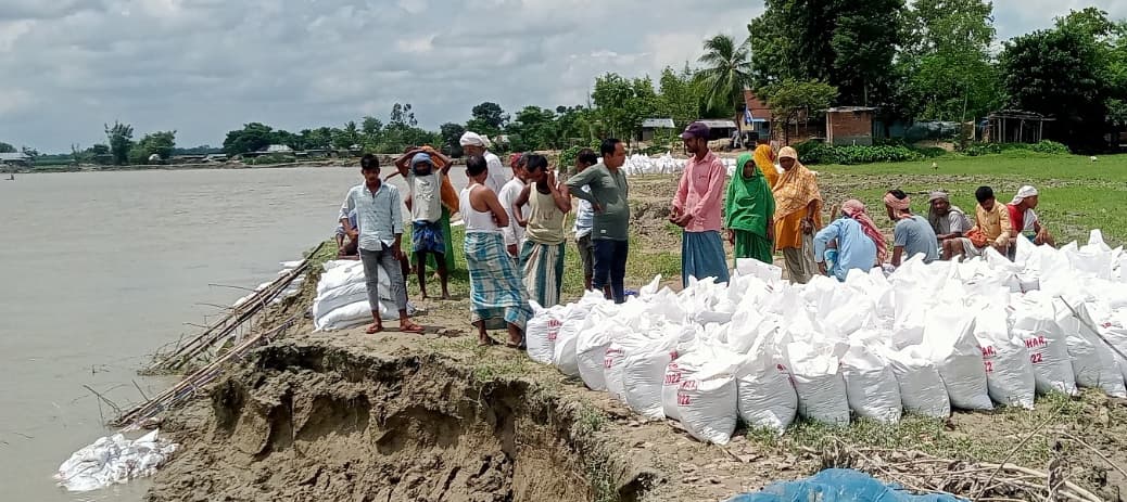 बनगामा गांव में फ्लड फाइटिंग का कार्य शुरू