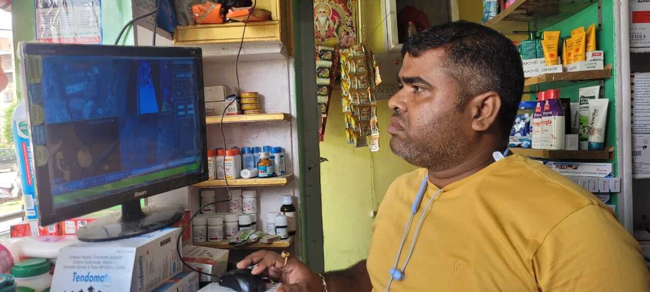 25 हजार नकद व कीमती दवाइयों की चोरी