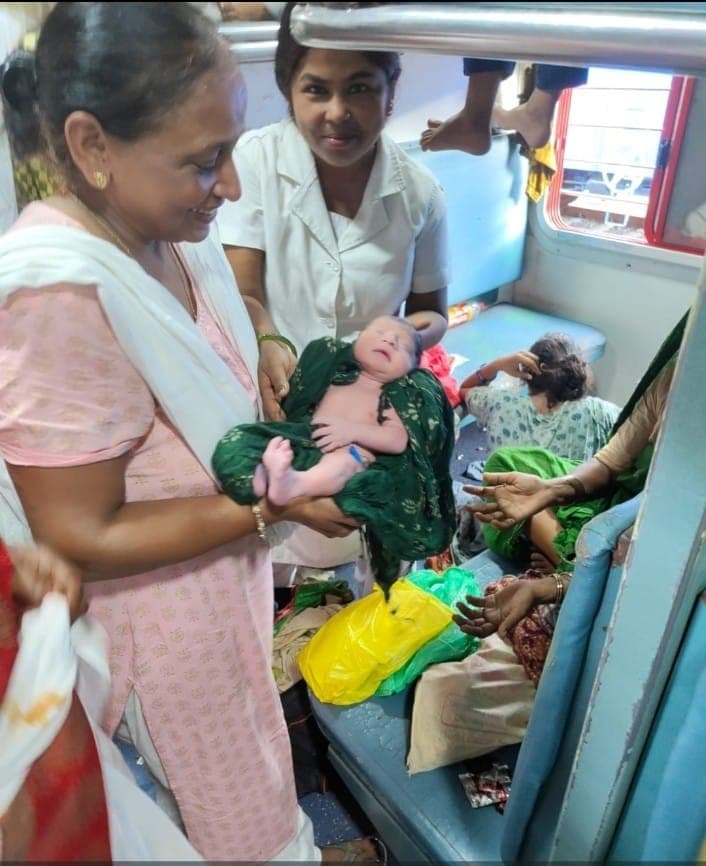 चलती ट्रेन में सहरसा निवासी महिला ने दिया बच्चे को जन्म