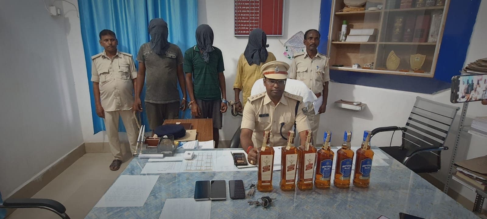 246 बोतल विदेशी शराब लदा एक पिकअप वाहन जब्त, तीन गिरफ्तार