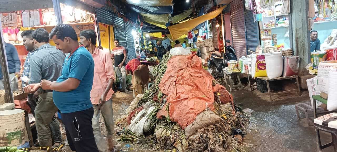 शहर में कचरे के ढेर से उठने लगी दुर्गंध