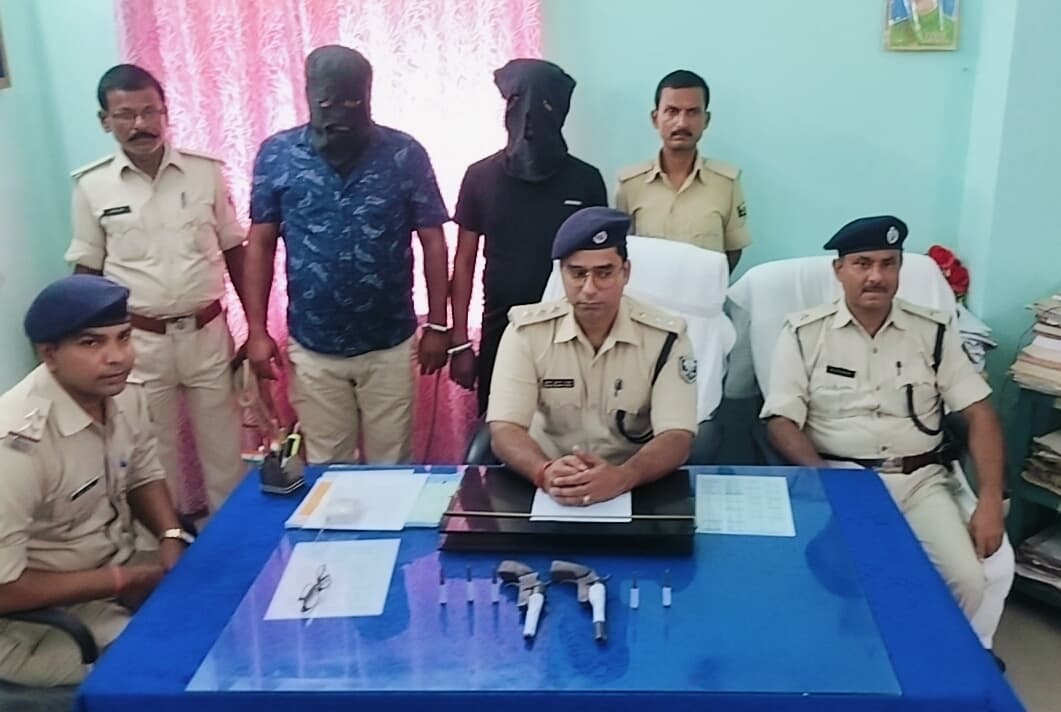 एसटीएफ व स्थानीय पुलिस की संयुक्त छापेमारी में 50 हजार इनामी बदमाश गिरफ्तार