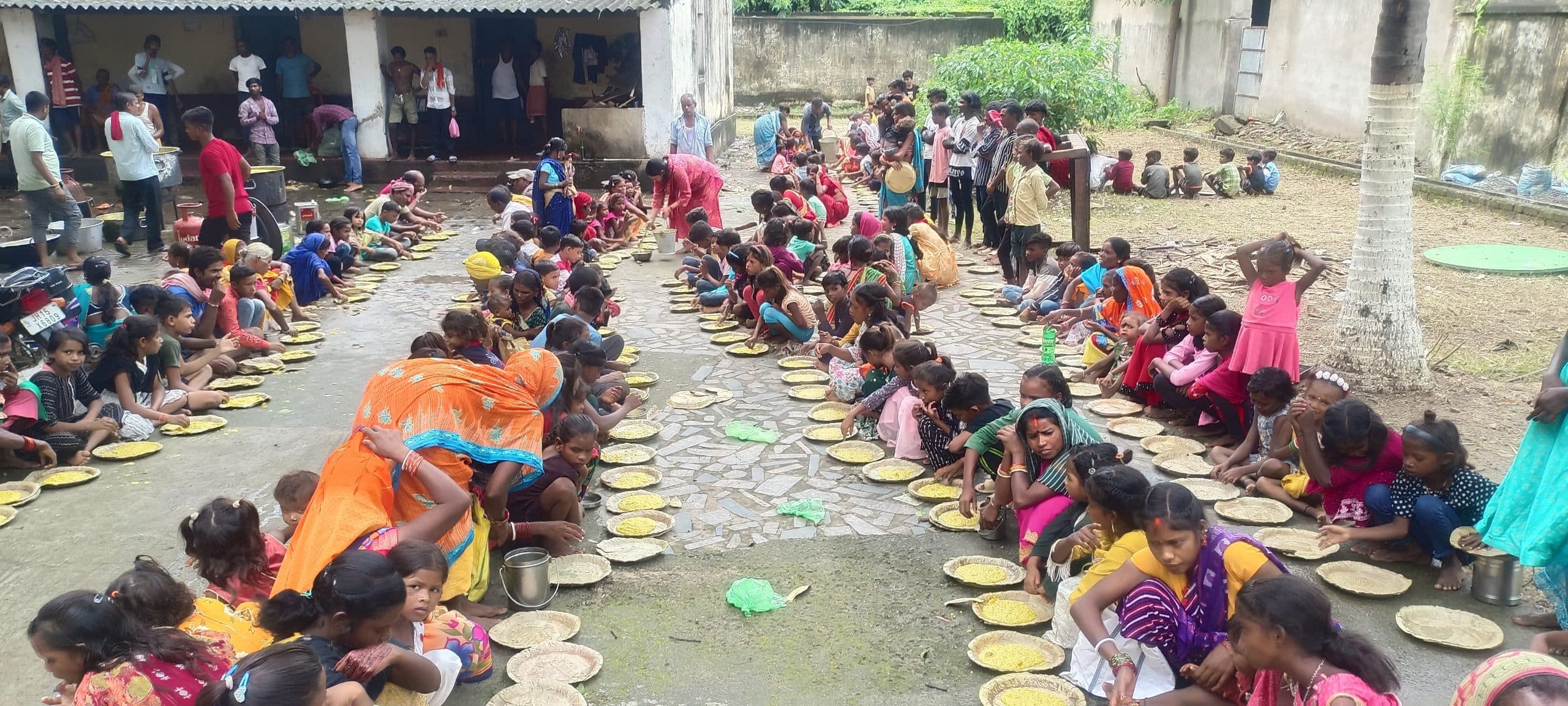 पागलबाबा आश्रम में मनाया गया नंदोत्सव, गालों में दही-हल्दी लगाकर मनायी खुशी